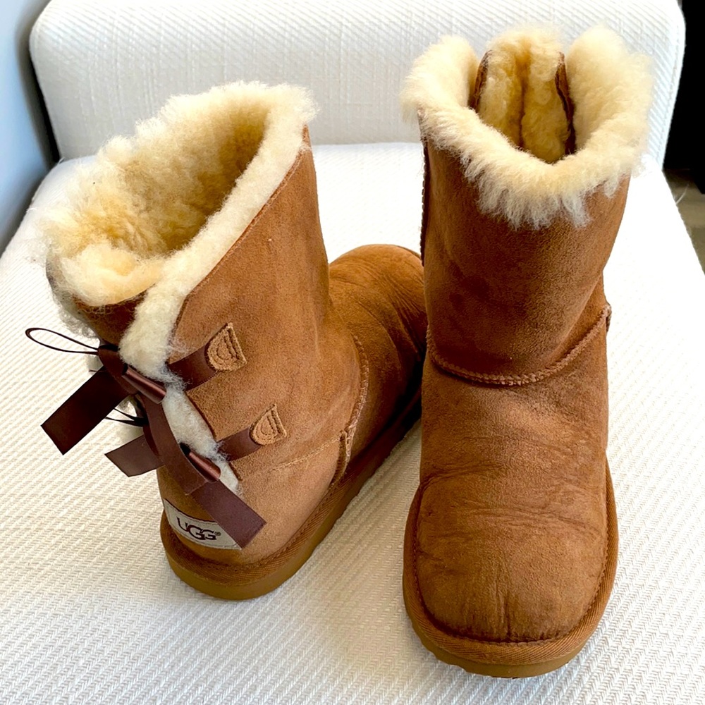 UGG Girls Bailey Bow II - Size 4 Big Kid